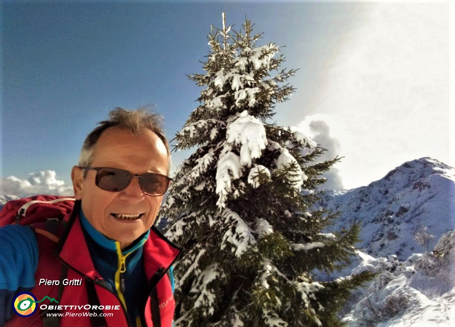 28 Selfie salendo con vista sul Cancervo.jpg